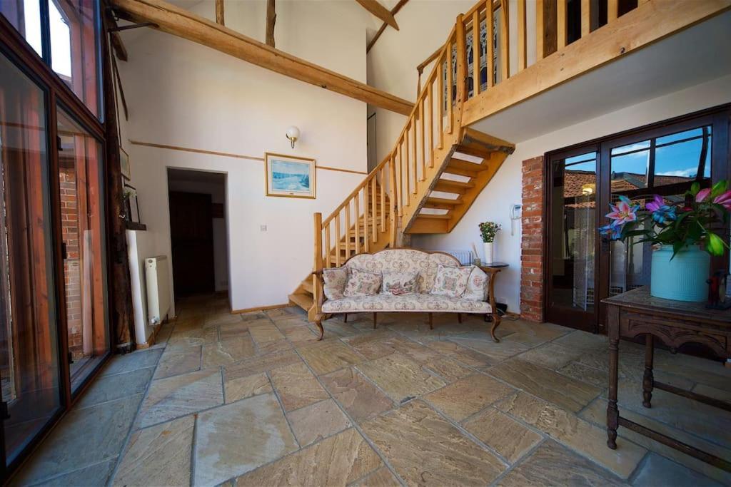 Stunning Barn Conversion Ideal For Large Families Bildeston Exterior photo